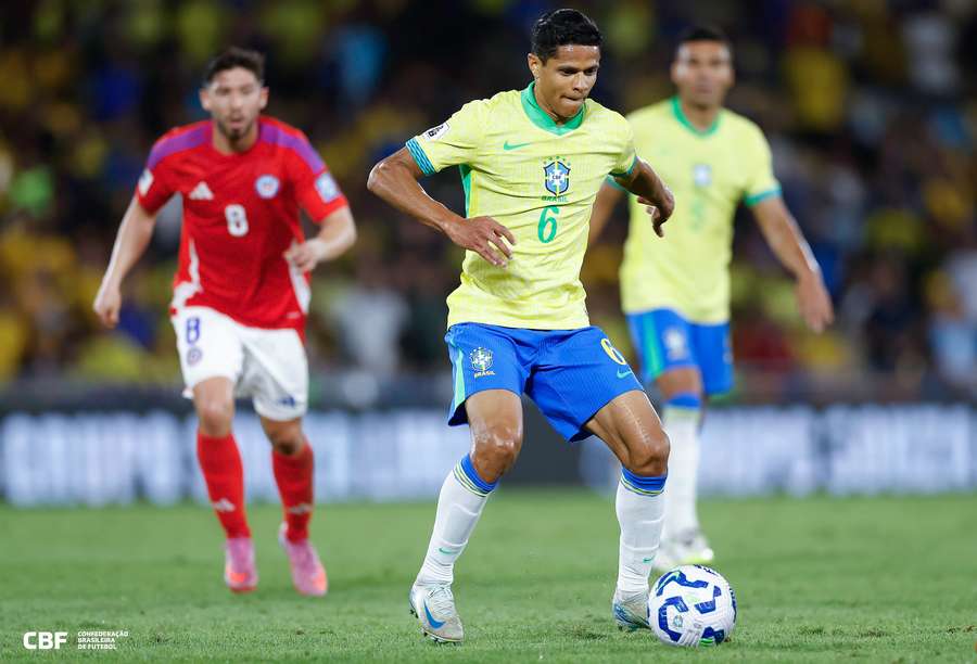 Douglas Santos foi novidade na defesa da Seleção Douglas Santos foi novidade na defesa da Seleção