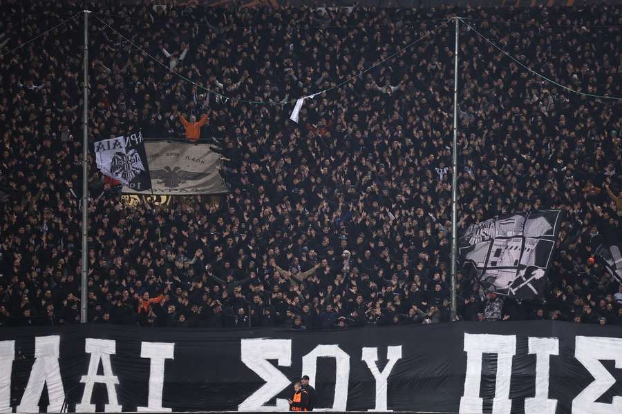 Aficionados del PAOK de Salónica animan a los suyos