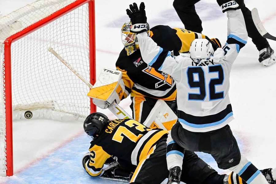 Logan Cooley zkompletoval hattrick v čase 59:59 v Pittsburghu, kde vyrostl. 
