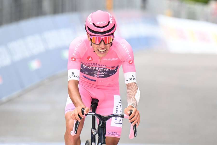 Afonso Eulálio com a camisola rosa da Volta a Itália