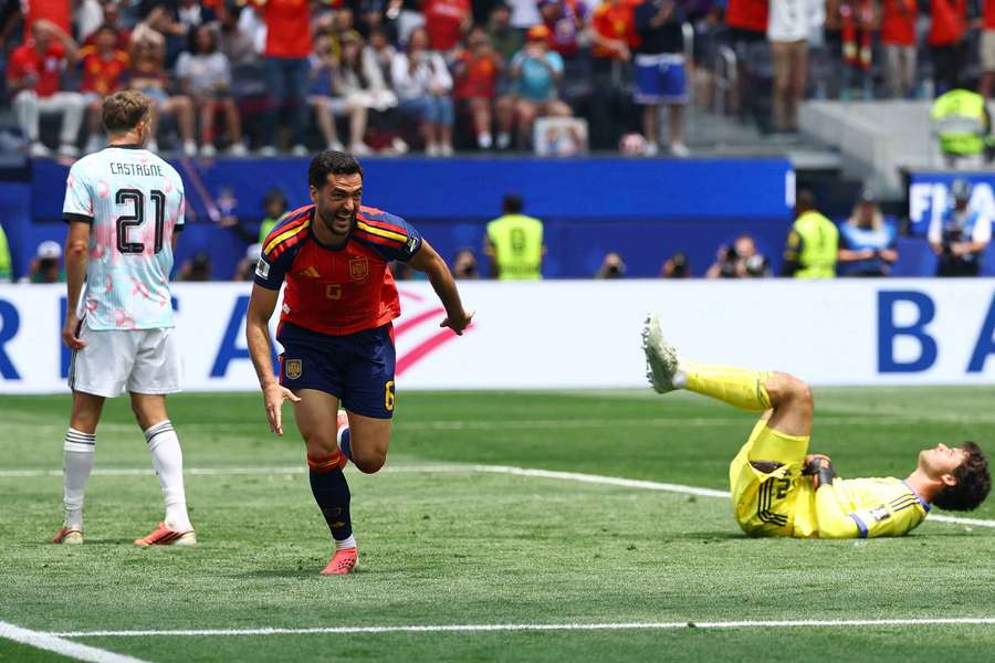 Mikel Merino corre a celebrar el gol de la victoria de España ante Bélgica