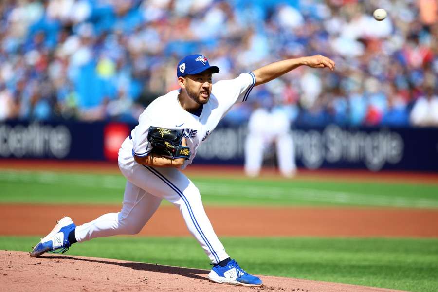 Blue Jays' Yusei Kikuchi met een pitch tegen de Rays