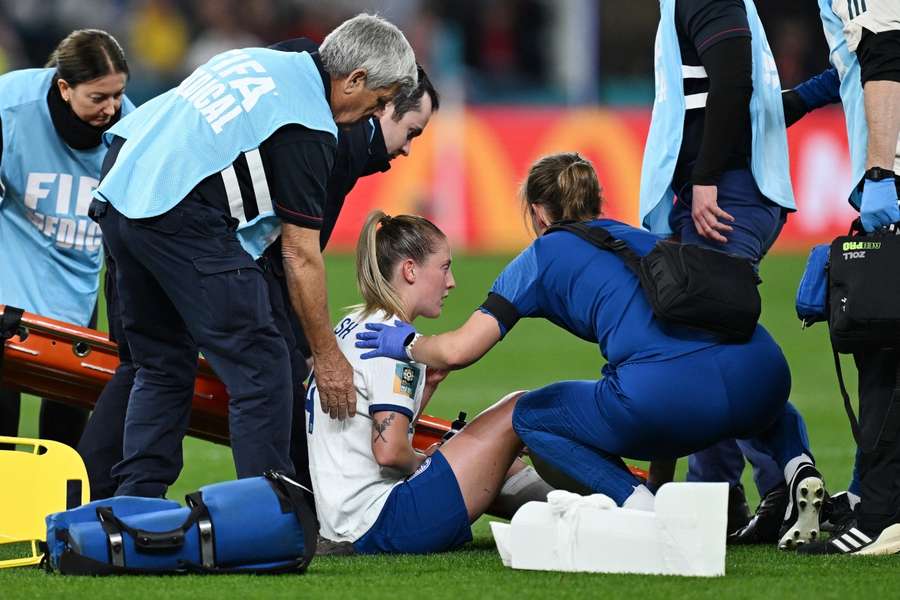 Walsh saiu lesionada, de maca, no jogo contra a Dinamarca