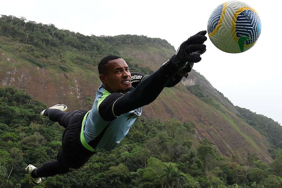 John, goleiro do Botafogo, durante treinamento da equipe