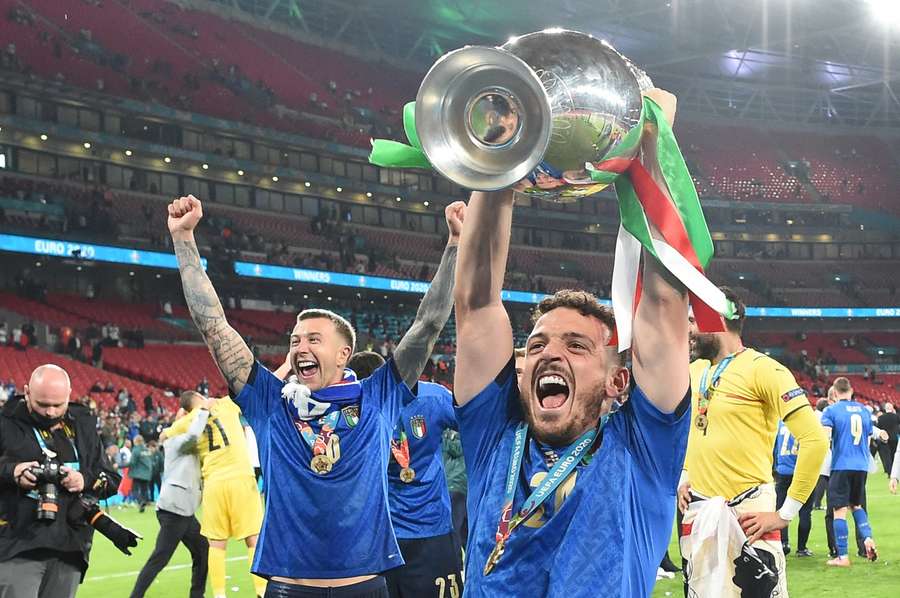 Alessandro Florenzi ridică trofeul cucerit cu Italia la Euro 2020