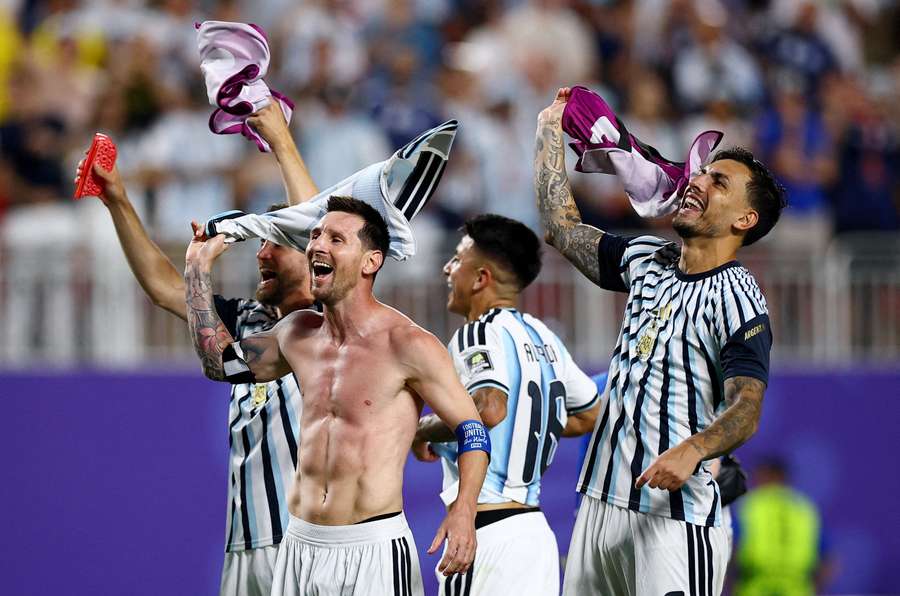 Lionel Messi, con la camiseta que luego regaló a Roberto Baggio