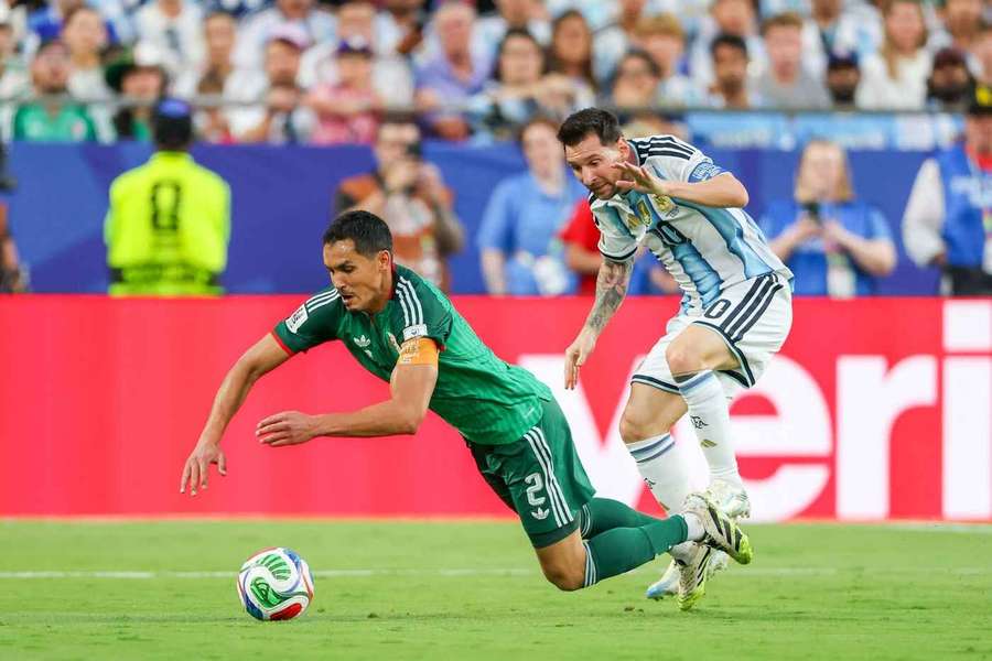 Lionel Messi a comis un fault dur asupra lui Aissa Mandi, în prima repriză a duelului dintre Argentina și Algeria din Grupa J