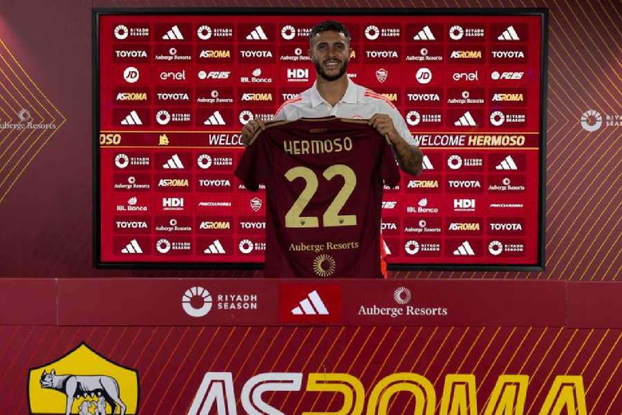 Mario Hermoso, con la camiseta que llevará durante tres años en la Roma