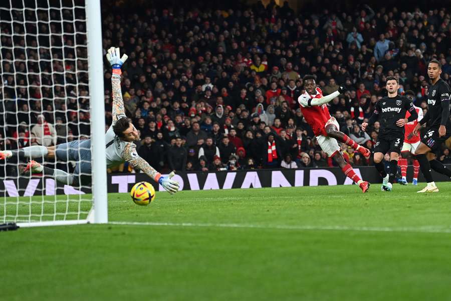Saka, en el momento de marcar el gol del empate del Arsenal