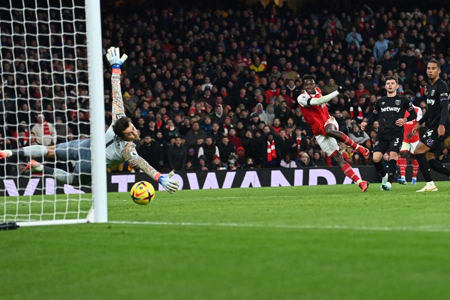 Saka, en el momento de marcar el gol del empate del Arsenal