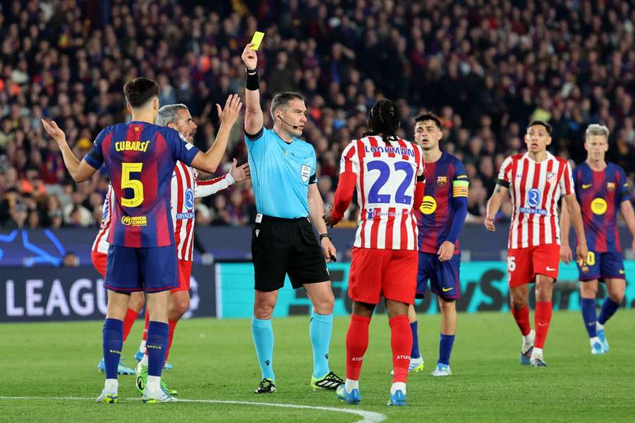 Istvan Kovacs în timpul partidei Barcelona - Atletico Istvan Kovacs în timpul partidei Barcelona - Atletico