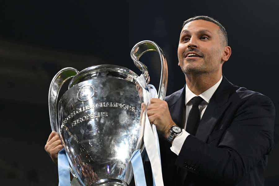 Khaldoon Al Mubarak com o troféu da Liga dos Campeões conquistado pelo Manchester City
