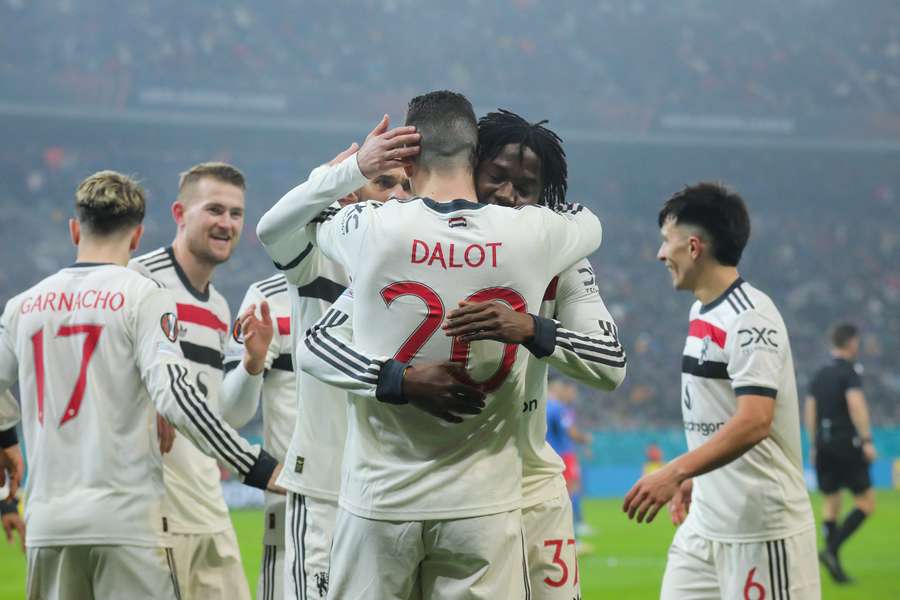 Dalot recebe o carinho de Mainoo após marcar em Bucareste