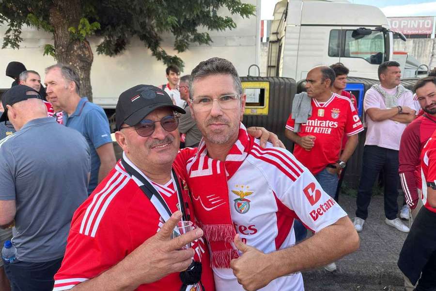 Paulo Parreira, de branco, com adeptos
