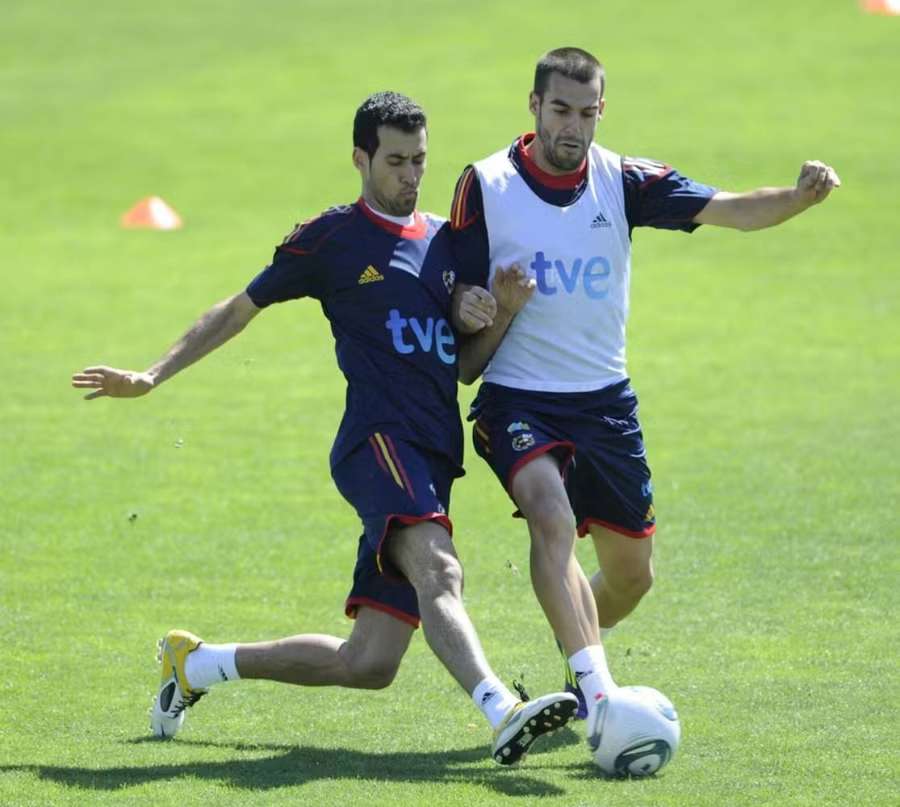 Negredo a Sergio Busquets na tréningu španielskej reprezentácie. Negredo a Sergio Busquets na tréningu španielskej reprezentácie.