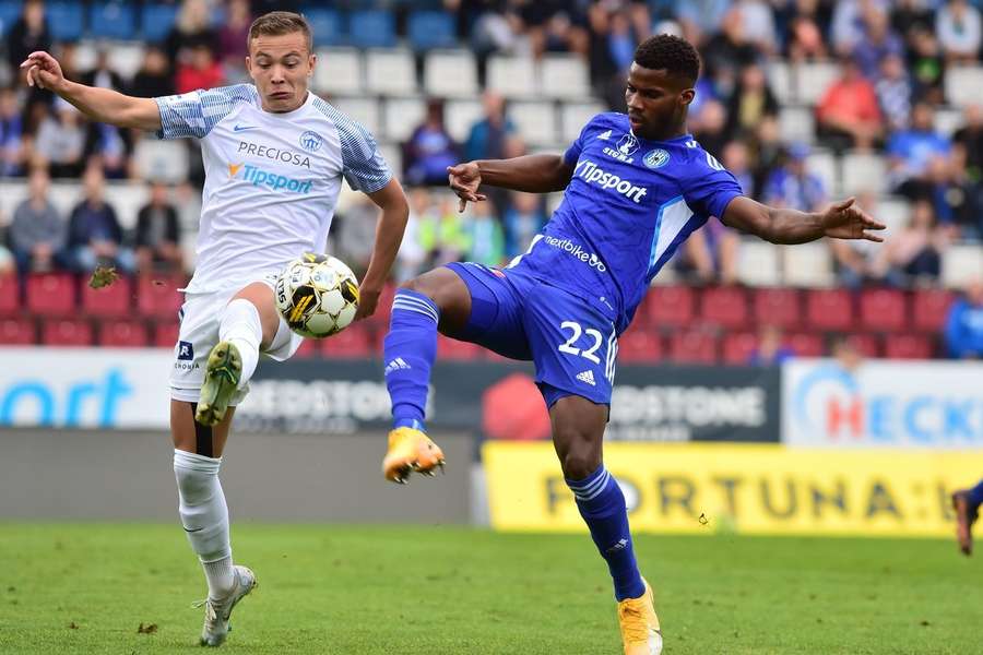 Florent Poulolo (vpravo) jde z Olomouce do Mladé Boleslavi