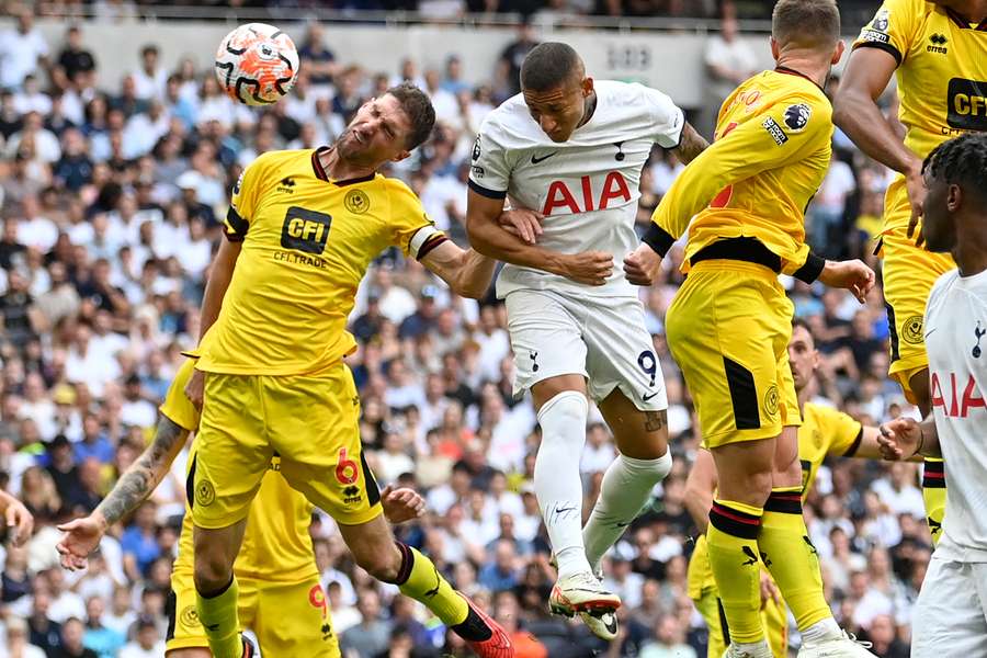 Richarlison marcou de cabeça contra o Sheffield