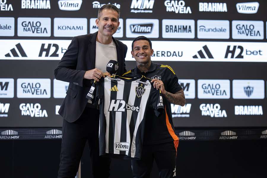 Dudu é apresentado pelo ex-goleiro e ídolo atleticano Victor Bagy