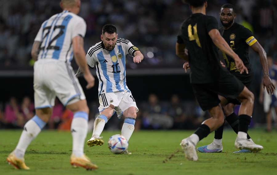 Argentina's forward Lionel Messi (C) shoots