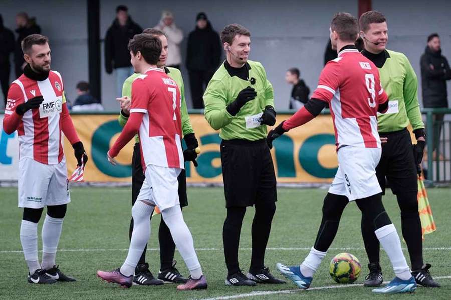 Zdeněk Folprecht (uprostřed) v roli hlavního trenéra zápasu Pardubice - Žižkov