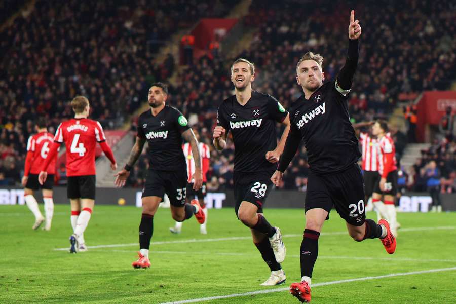 Jarrod Bowen del West Ham United celebrando el primer gol de su equipo.