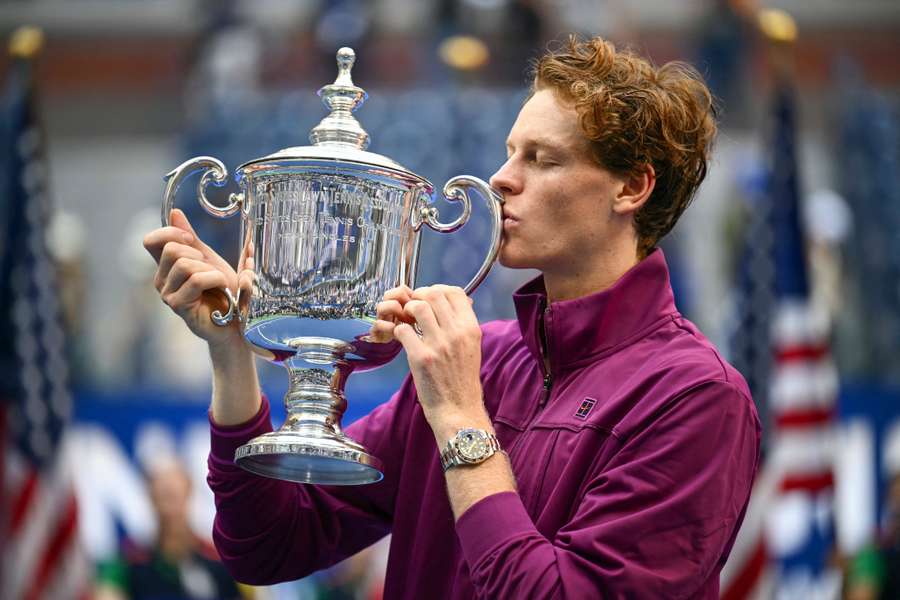 Jannik Sinner mit der US Open-Trophäe.