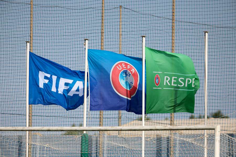 Israel får fortsat lov at være indlemmet i det verdensomspændende fodboldforbund, FIFA, trods opråb om at suspendere nationen.