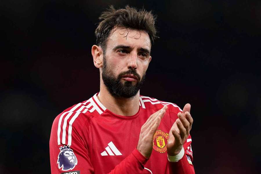 Manchester United applauds the fans during the Premier League match with Chelsea at Old Trafford