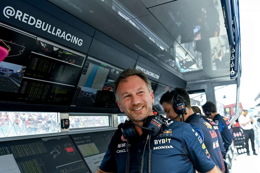 Horner vraagt zich af waar Mercedes en Ferrari mee bezig zijn