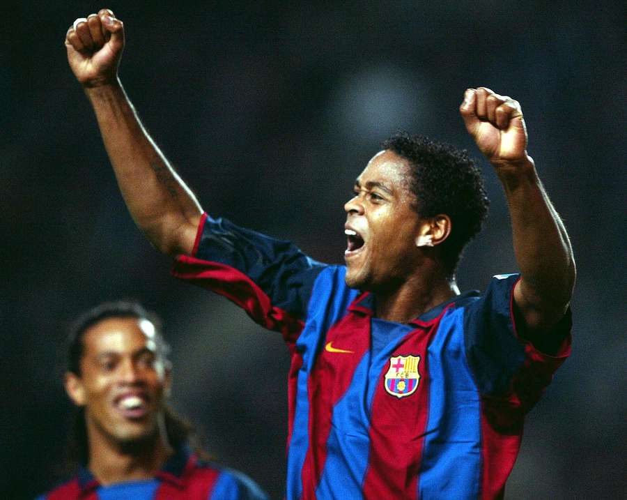 Patrick Kluivert et Ronaldinho (FC Barcelone) célèbrent un but face à l’Espanyol lors d’un match de Liga à Barcelone, le 13 décembre 2003.