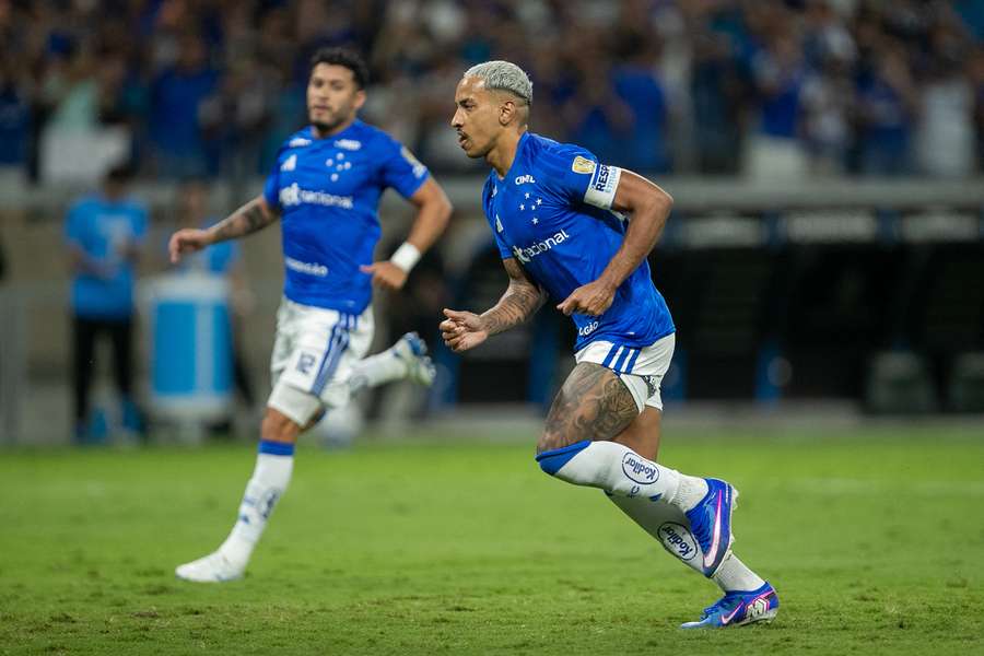 Matheus Pereira marcou o gol da Raposa na derrota para a Universidad Católica