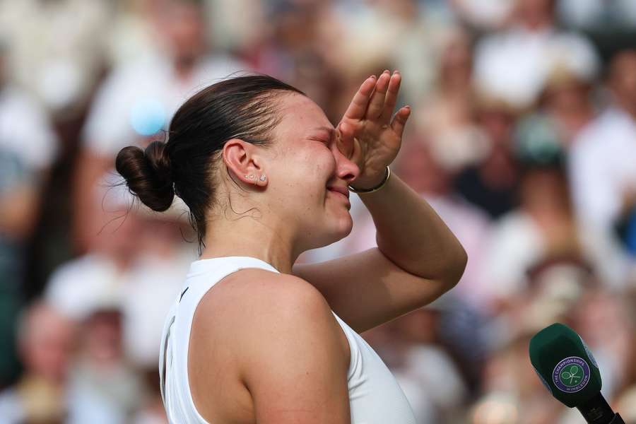 Anisimova in tears after his final defeat of Wimbledon Anisimova in tears after his final defeat of Wimbledon