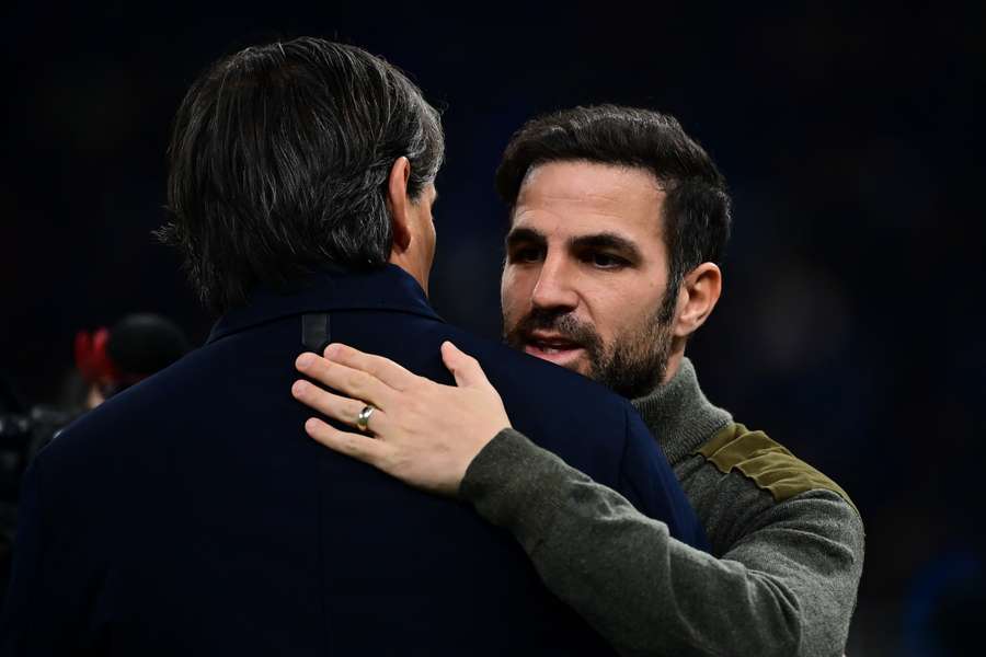 Cesc Fàbregas abbraccia Simone Inzaghi prima di Inter-Como