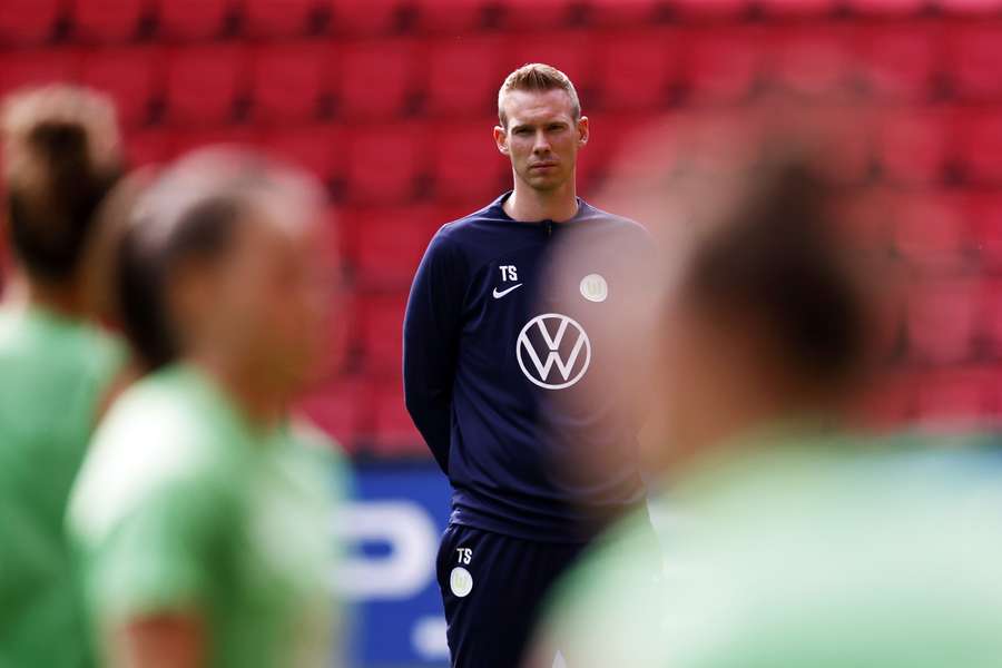 Tommy Stroot tijdens de trainingssessie voorafgaand aan de UEFA Champions League Finale voor vrouwen tegen FC Barcelona in het Phillips stadion