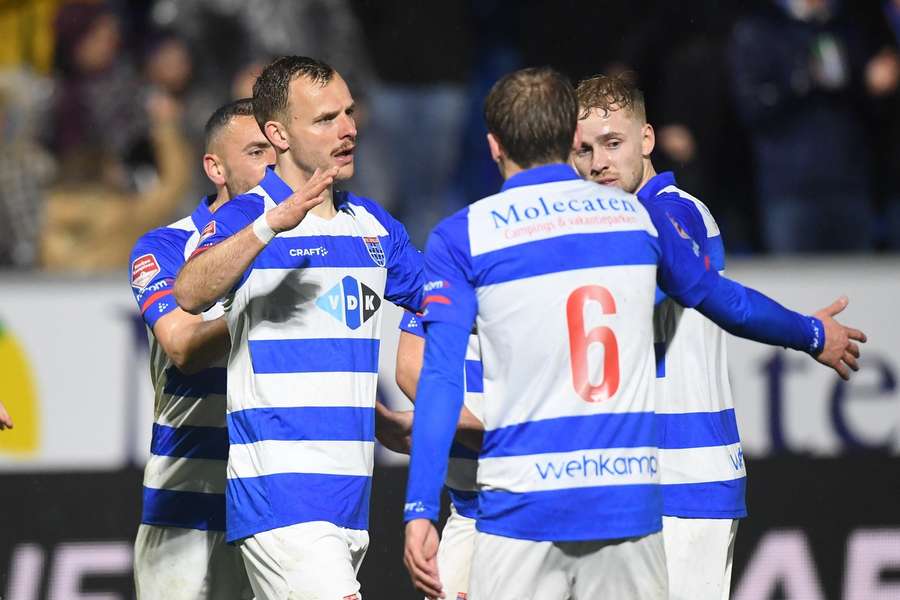 Lennart Thy heeft zojuist de 1-0 voor PEC Zwolle gescoord