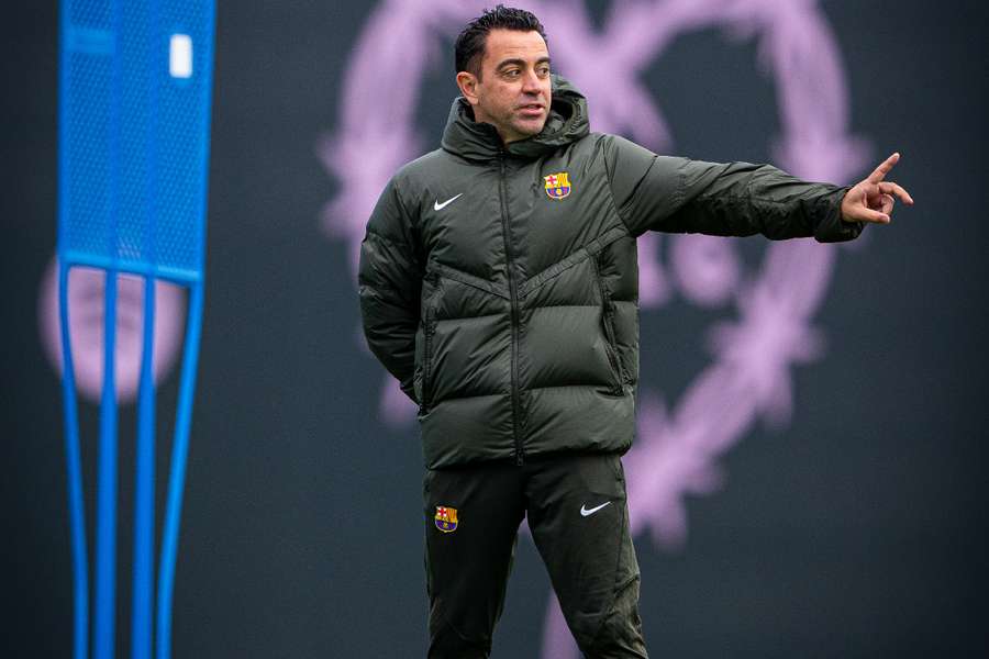 Xavi foi convencido a seguir no Barça