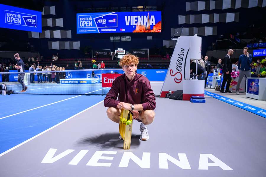 Jannik Sinner posa con il trofeo conquistato a Vienna Jannik Sinner posa con il trofeo conquistato a Vienna