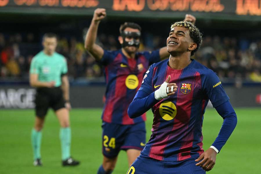 Barcelona, delantero español #10, Lamine Yamal, celebra tras marcar el segundo gol de su equipo. Barcelona, delantero español #10, Lamine Yamal, celebra tras marcar el segundo gol de su equipo.