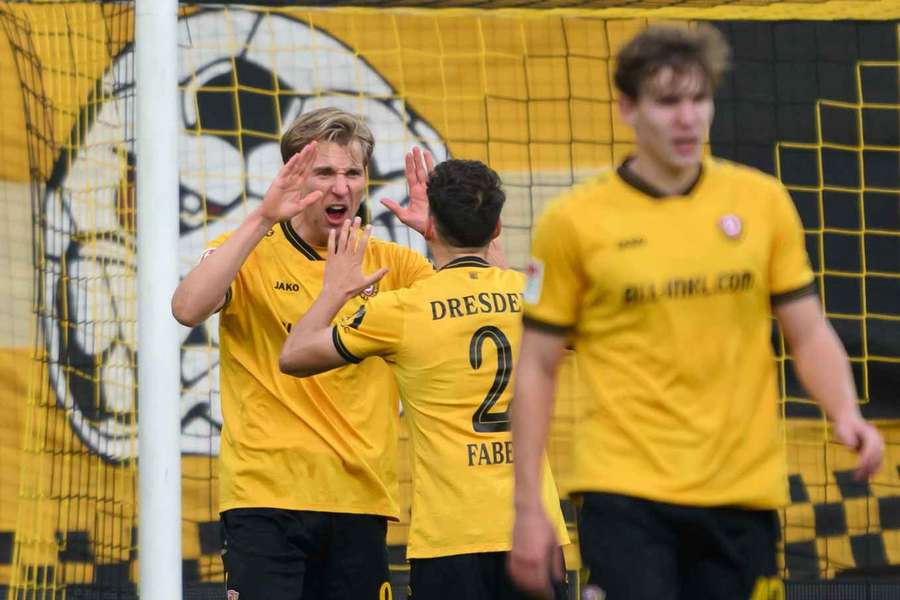 Die Dresdner feiern einen wichtigen Sieg gegen Düsseldorf. Die Dresdner feiern einen wichtigen Sieg gegen Düsseldorf.