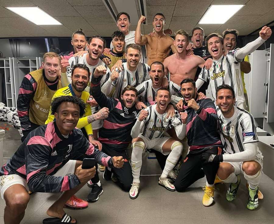 Bernardeschi con gli ex compagni della Juventus 