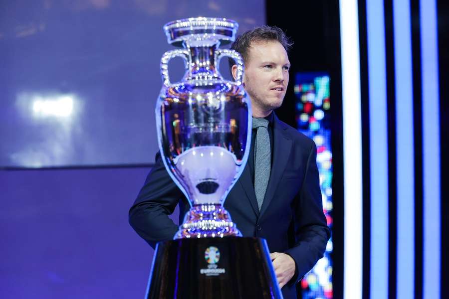 Bundestrainer Julian Nagelsmann mit der Trophäe der EM 2024