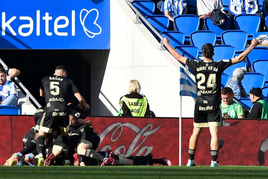 El Celta festeja el gol en contra de Le Normand