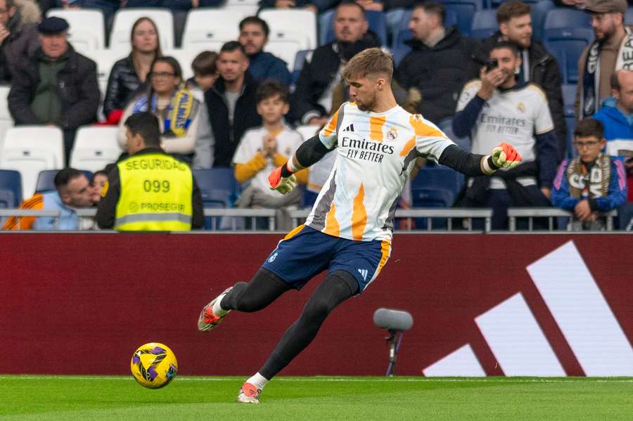 Real Madrid goalkeeper Gonzalez makes permanent Sevilla switch Real Madrid goalkeeper Gonzalez makes permanent Sevilla switch