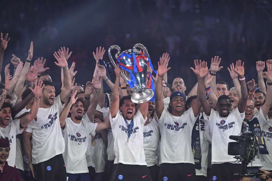 Piłkarze PSG świętują zdobycie tytułu Ligi Mistrzów UEFA ze swoimi kibicami na Parc des Princes Piłkarze PSG świętują zdobycie tytułu Ligi Mistrzów UEFA ze swoimi kibicami na Parc des Princes