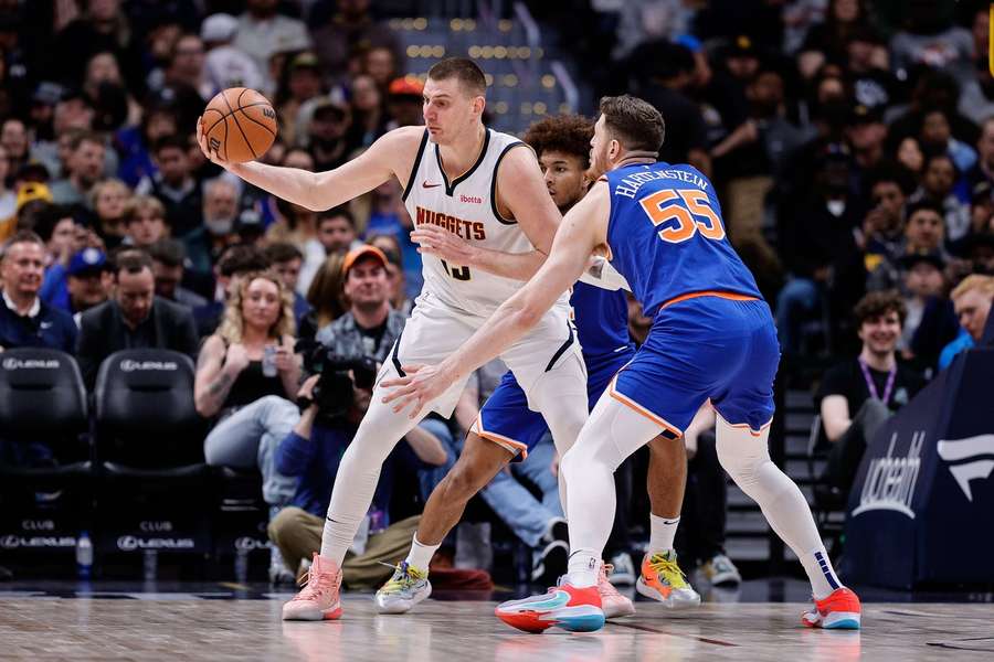 Knicks-Center Isaiah Hartenstein (r.) im Duell mit Nuggets-Star Nikola Jokic.