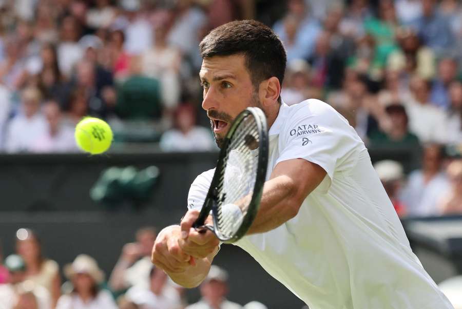 Djokovic suou, mas avançou