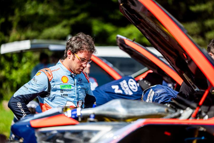 Thierry Neuville, primer líder del Rally de Estonia, observa a un mecánico trabajar en su coche