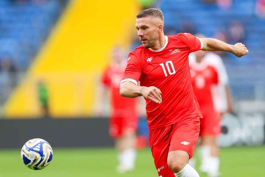 Podolski w dwóch reprezentacjach naraz. Zaliczył asystę dla Niemiec, a potem dla Polski