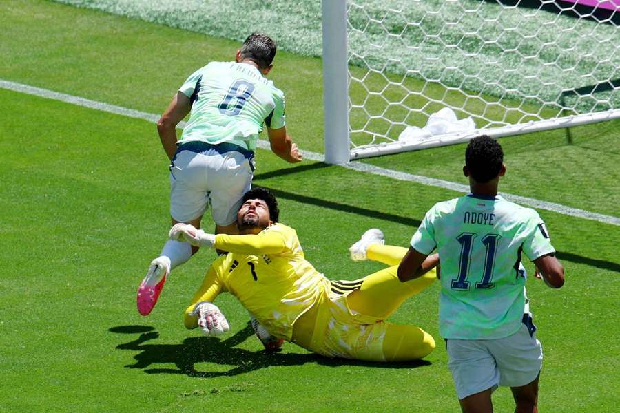 Momento en el que Abunada comete penalti sobre Embolo Momento en el que Abunada comete penalti sobre Embolo