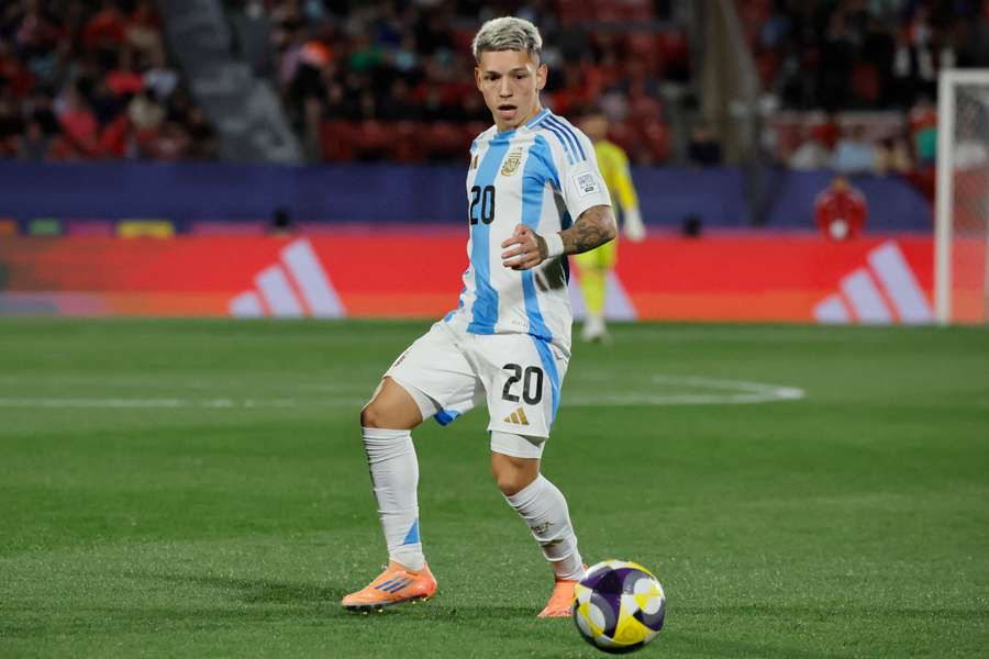 Argentyńczyk Gianluca Prestianni podczas finału Mistrzostw Świata U-20 przeciwko Maroku rozgrywanego na Stadionie Narodowym w Santiago w Chile.